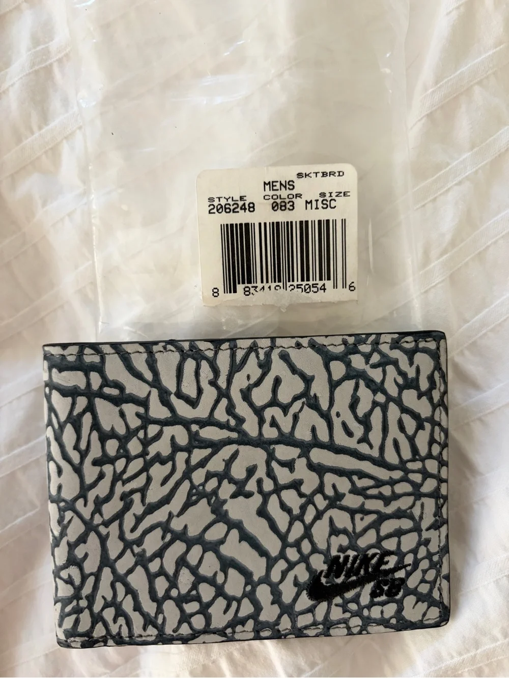 Nike Men's White and Black Graphic Bifold Wallet